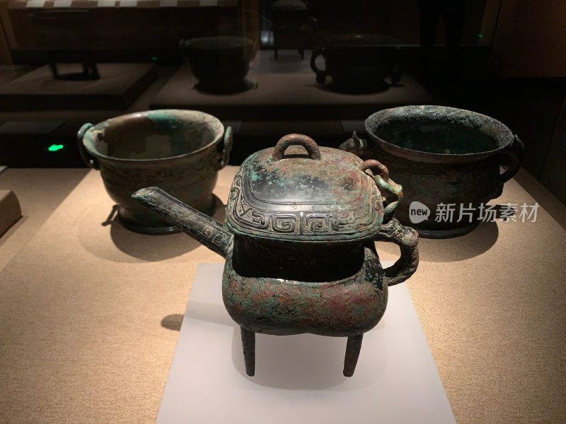 博物馆展陈古代青铜器