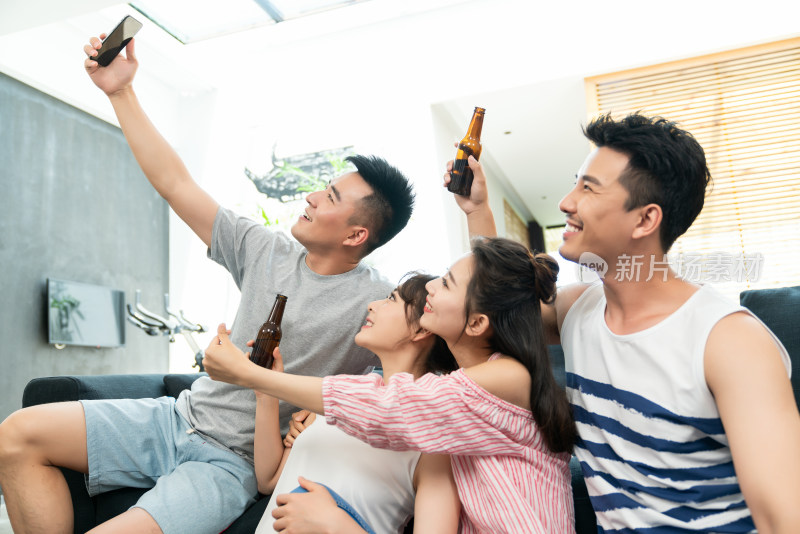 年轻朋友聚会喝啤酒