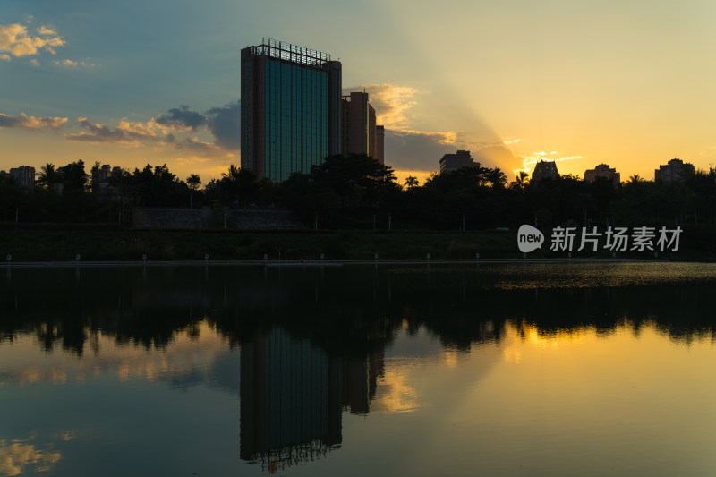 夕阳西下的天空衬托出建筑物的轮廓