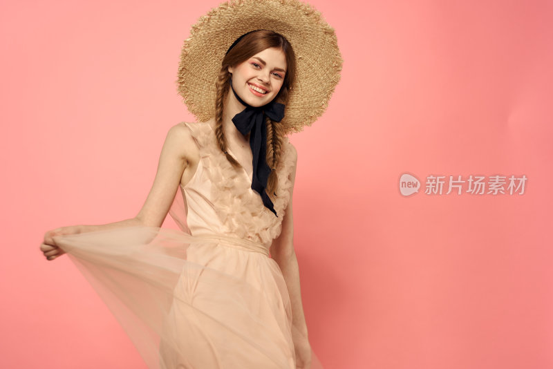 戴草帽穿纱裙的微笑女性