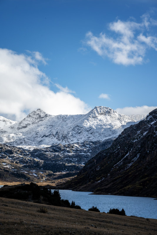 西藏林芝藏东南念青东中念九雪山与湖泊