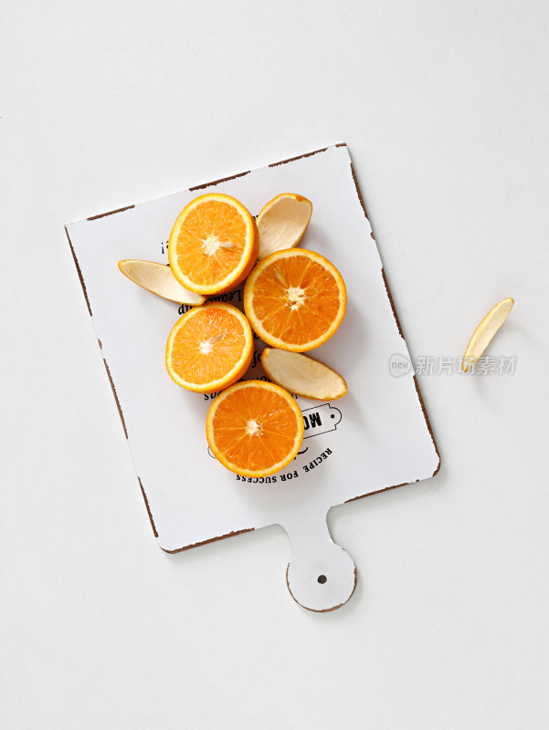 白色桌面上切开的新鲜水果橙子
