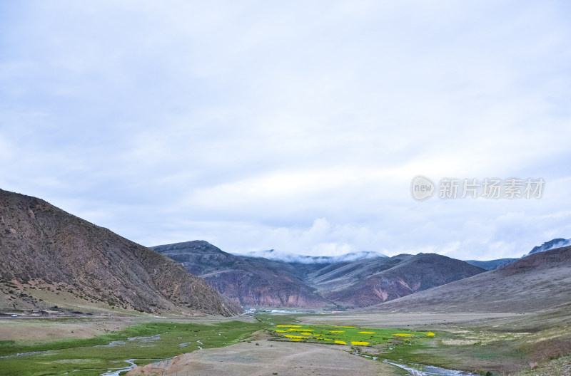 业拉山上望西藏昌都八宿邦达镇山谷自然风光