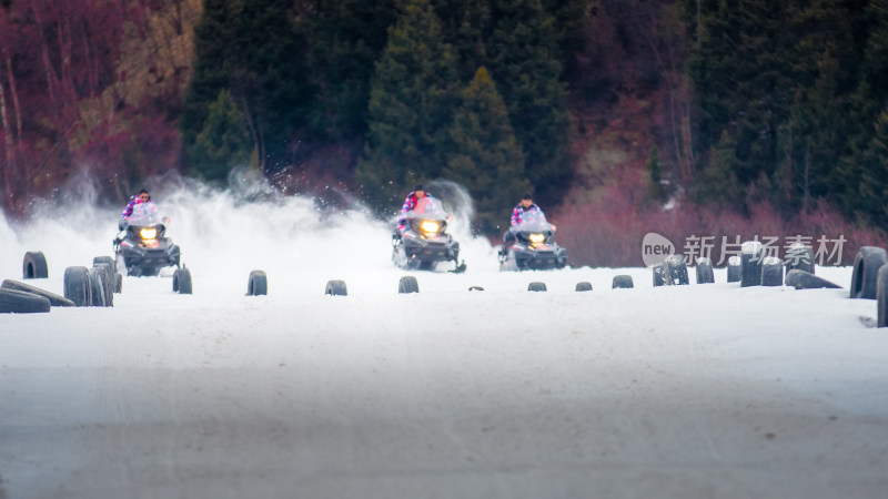 冬天雪地摩托车