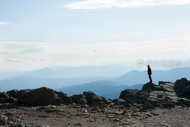 人在山顶眺望连绵山脉