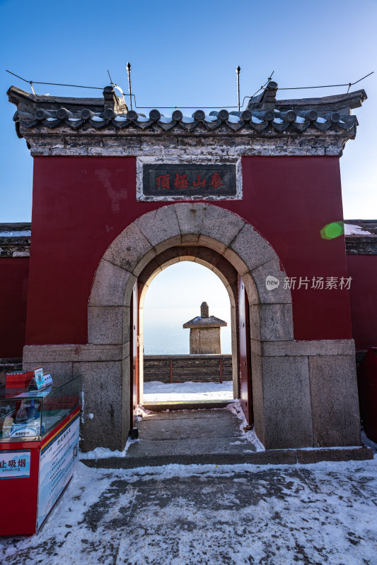 春雪后的泰安泰山风景区自然风光景点景观