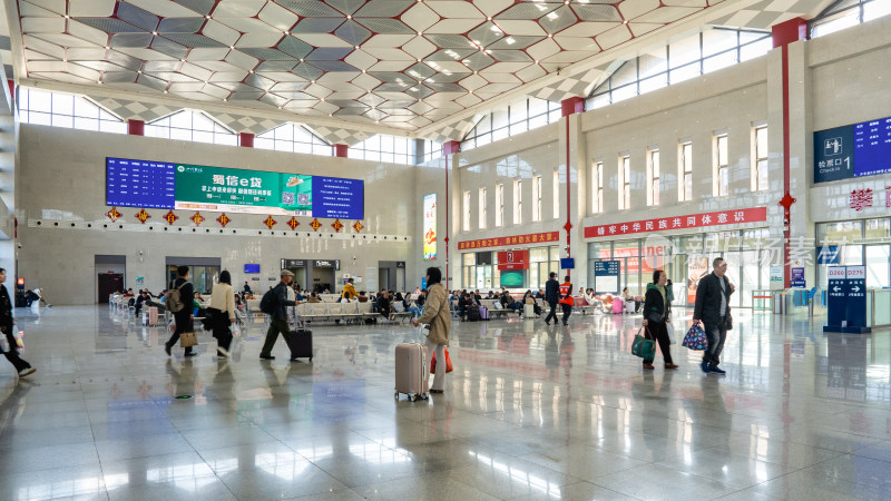 四川攀枝花南站火车出行的综合场景