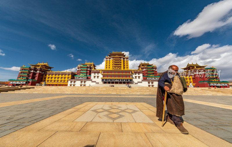 蓝天白云下的阿坝各莫寺寺院建筑