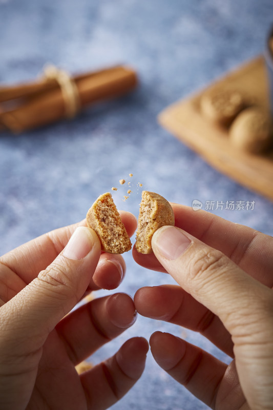 整齐摆放在盘子里的零食饼干