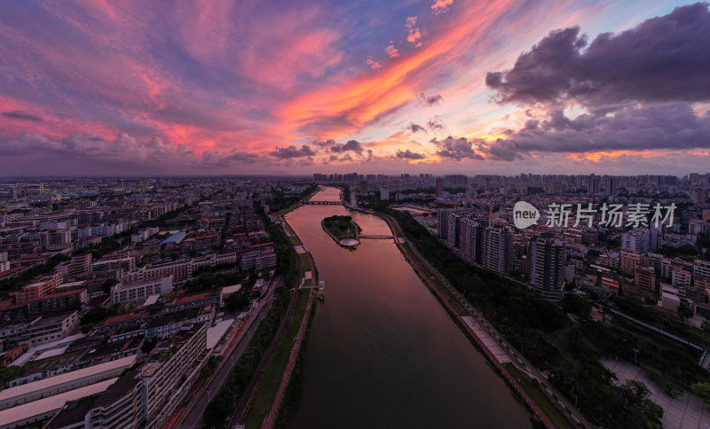 城市河流两岸建筑的绚丽朝霞景色