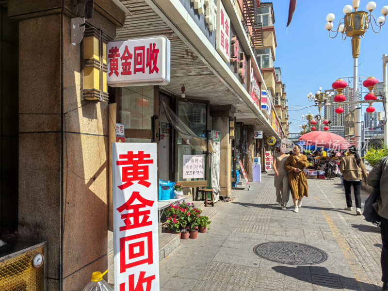 中国新疆乌鲁木齐天山区青年路的路边摊位