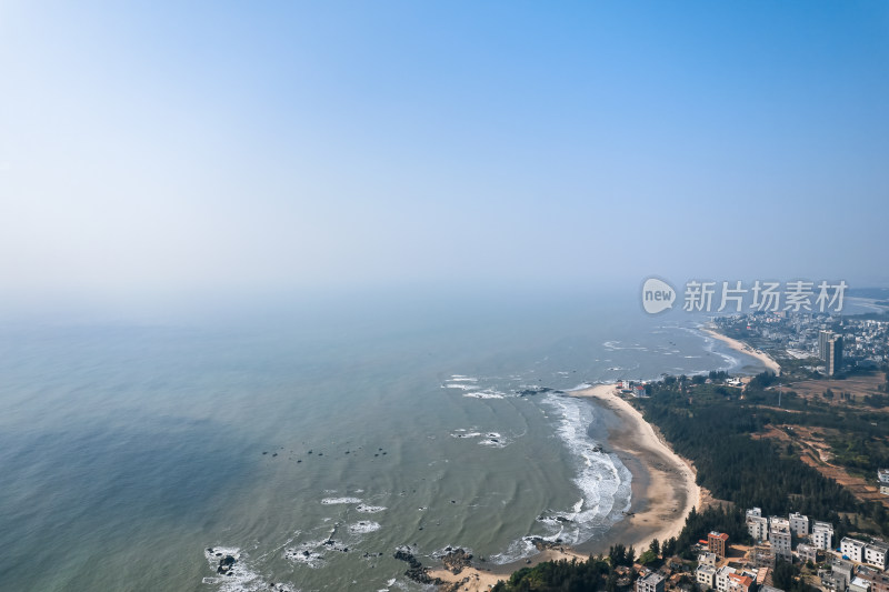 海滨城市海岸线的壮阔全景