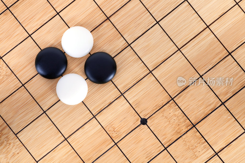 棋盘上的黑白围棋子