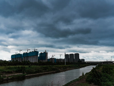 河道阴雨天的建筑工地