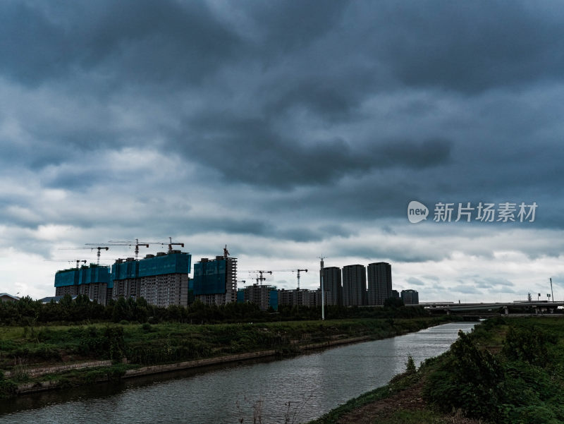 河道阴雨天的建筑工地