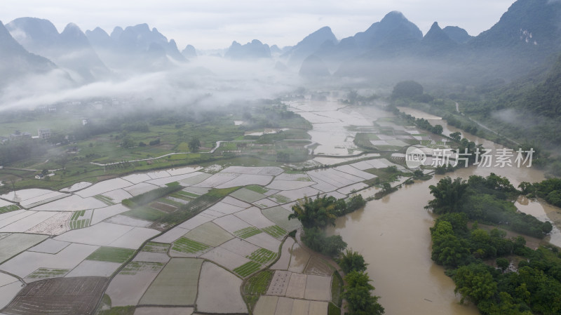 广西桂林因连续暴雨漓江两岸居民受灾严重