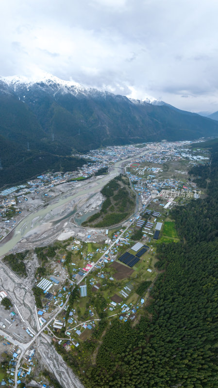 西藏林芝波密县山林间的河谷村落鸟瞰全景