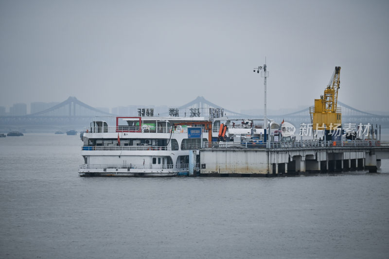 雨中钱塘江