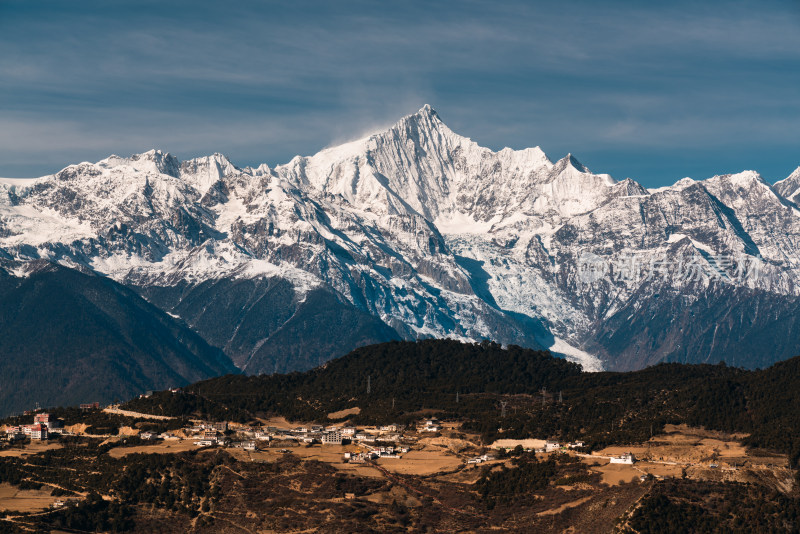 云南梅里雪山卡瓦格博峰和山下的村庄
