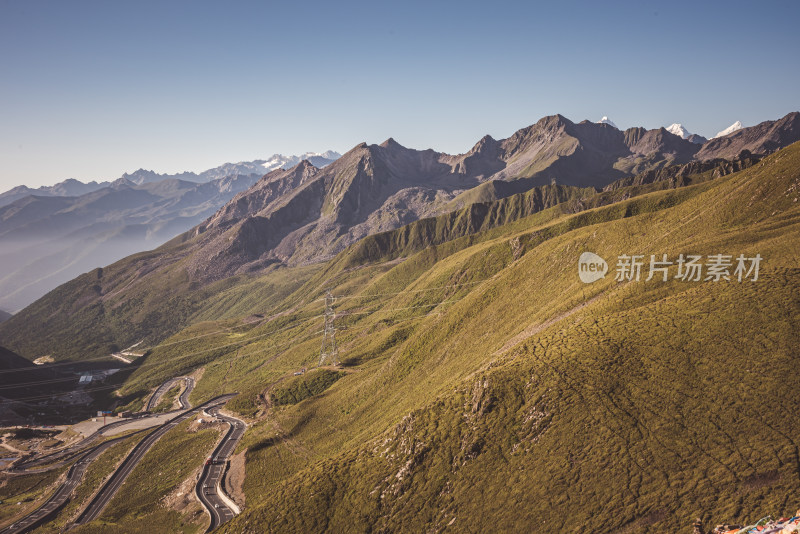 蜿蜒山路与巍峨山脉盘山公路上的壮丽景色