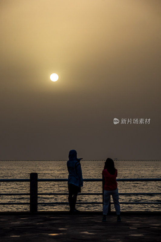 山东日照灯塔景区海上雾色日出景观