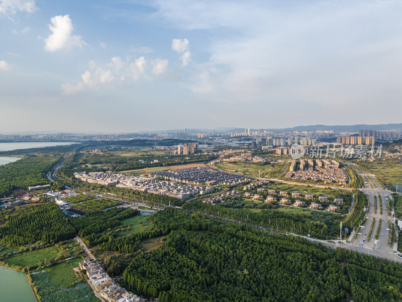 航拍滇池旁的昆明市城市风光