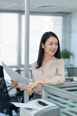 年轻商务女士拿着文件