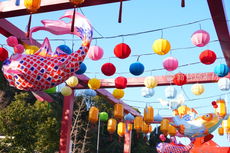 春节氛围集市挂满花灯、灯笼装饰