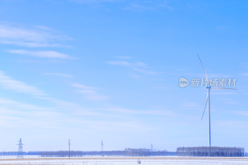 户外雪地中的风力发电机全景