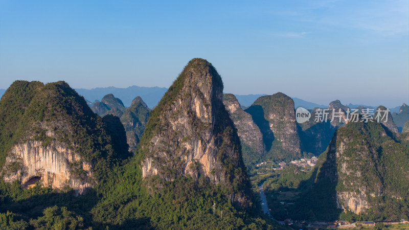 广西阳朔十里画廊月亮山