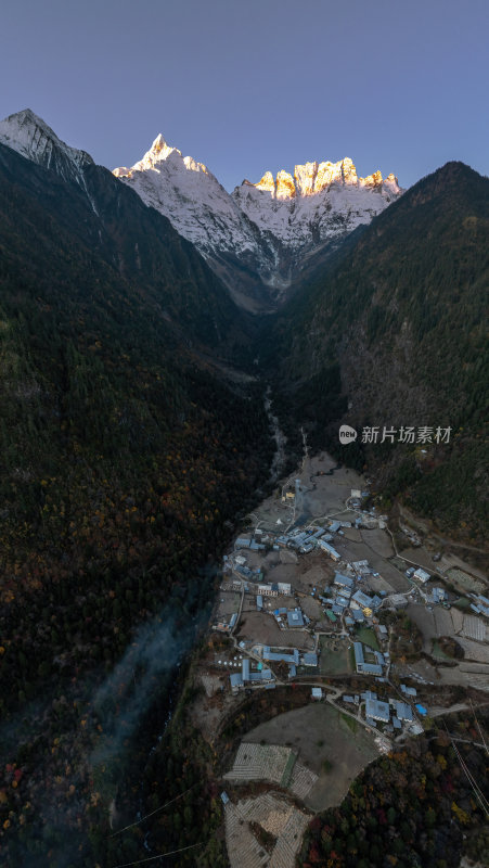 云南香格里拉雨崩村梅里雪山秋色高空航拍