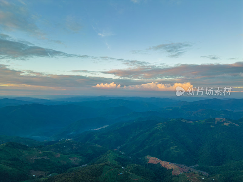 航拍日落时的夕阳天空景色