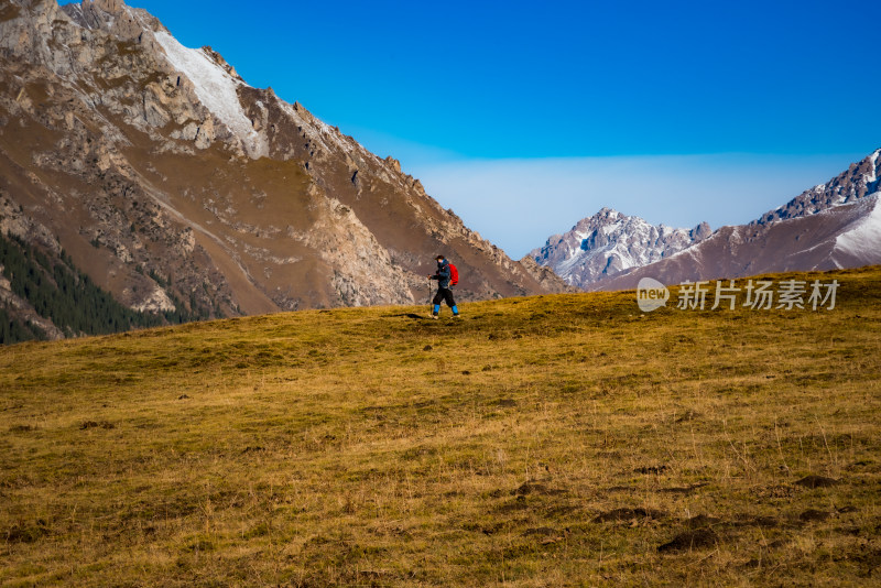 雪山脚下徒步旅行