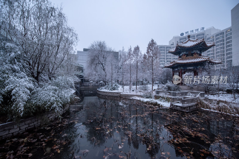 城市中式凉亭雪景