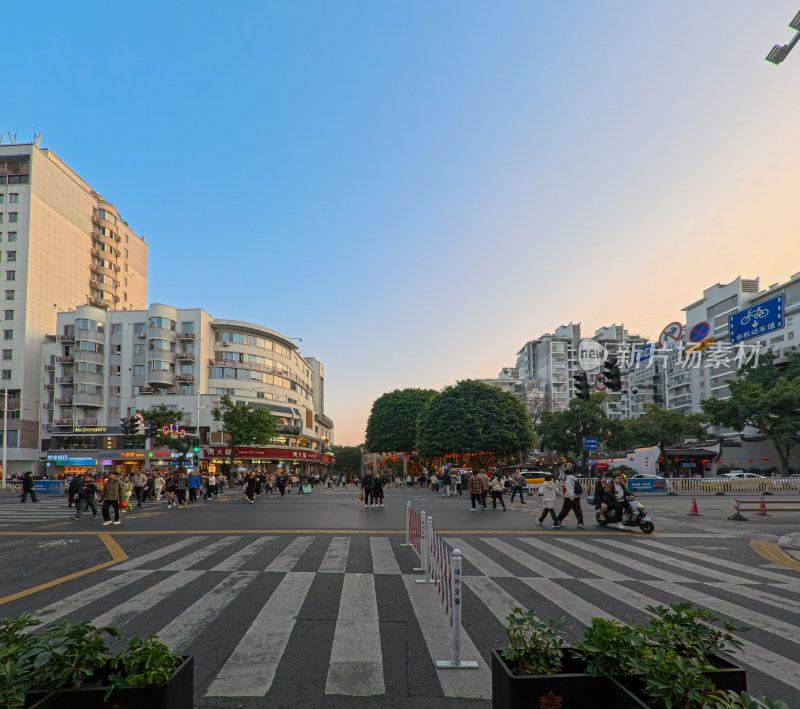 城市街道行人过马路场景