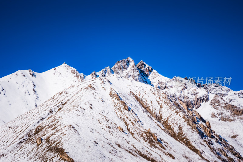 新疆天山山脉雪山山峰山脉