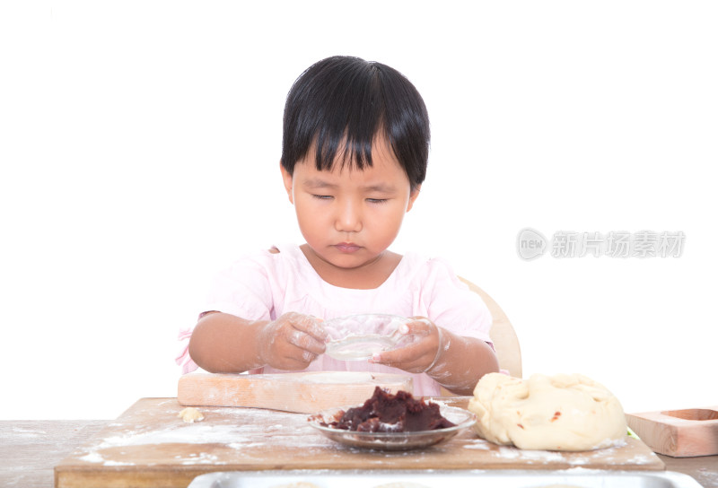 中国三岁小女孩在制作中秋节的月饼