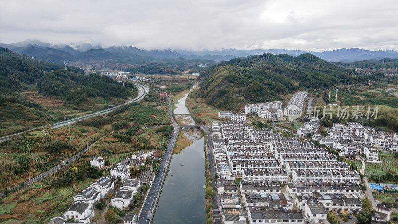 安徽呈坎村山村秋景徽派建筑群航拍