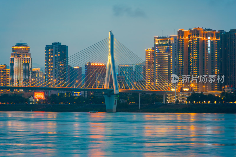 城市江面上的现代化斜拉桥夜景