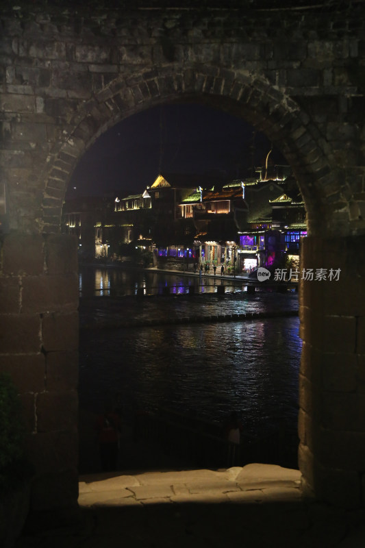 凤凰古城沱江两岸的夜景