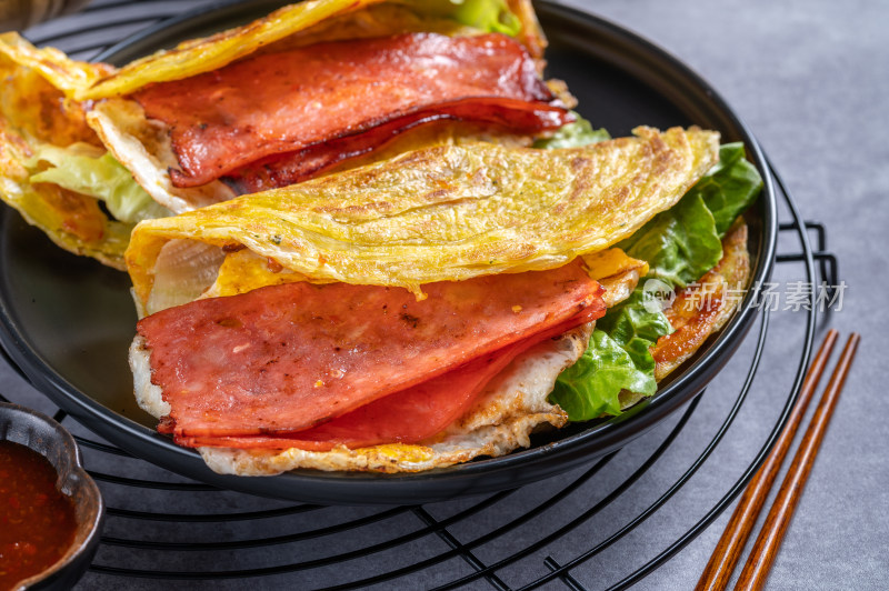 盘装火腿生菜煎饼美食