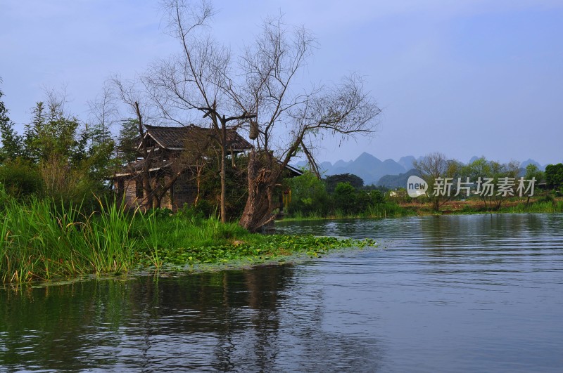 桂林世外桃源景区河水两岸树木和建筑民居