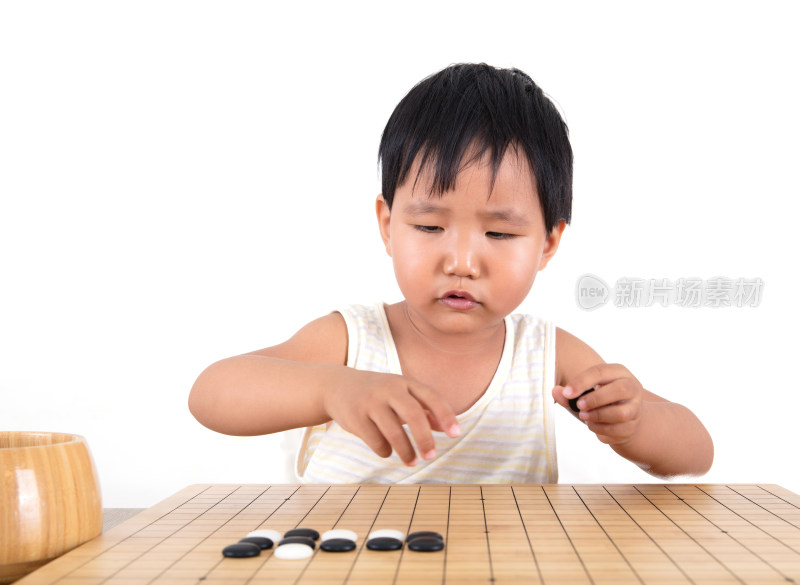 中国小女孩在认真的学习下围棋