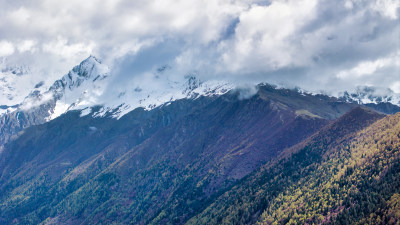 四川阿坝四姑娘山景区附近的雪山