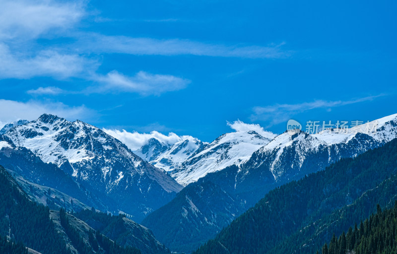 新疆昌吉天山天池旅游景区雪山自然风光