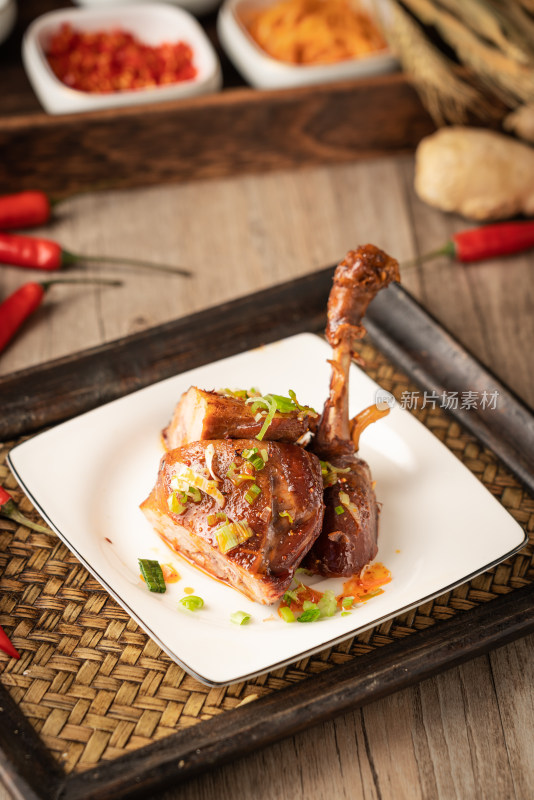 中国特色美食一盘美味的卤鸭腿