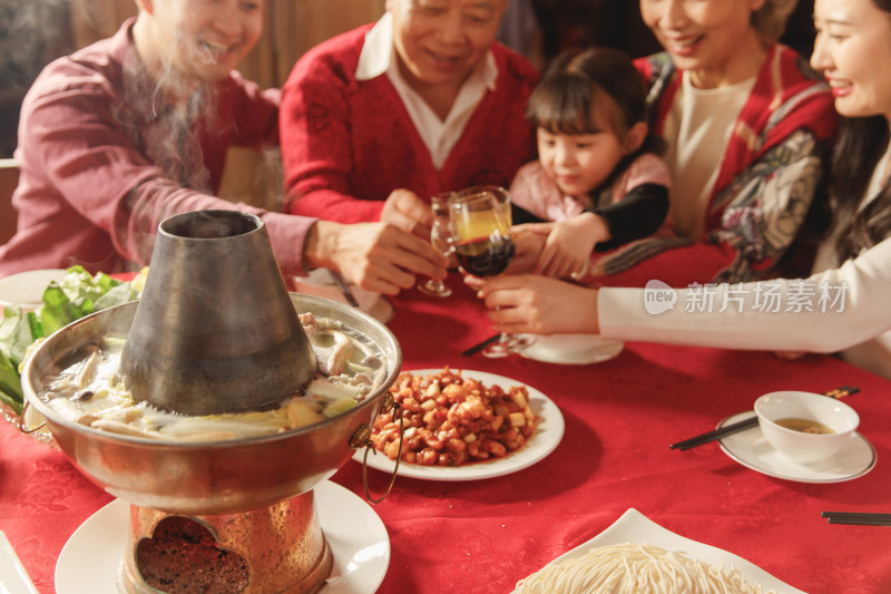 幸福的东方家庭过年举杯庆祝