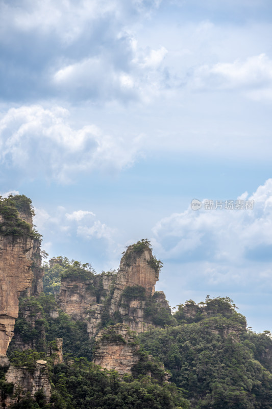 中国湖南张家界景区奇特山峰与茂密森林