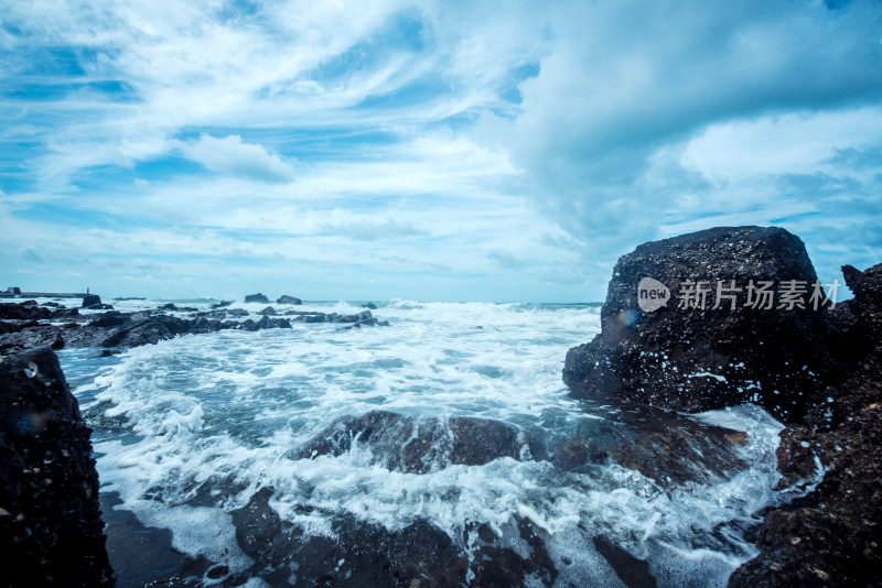 海浪拍打着礁石激起浪花 拍摄时间