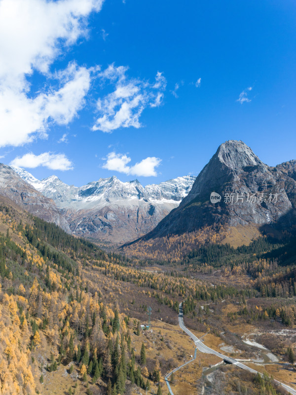 四姑娘山双桥沟景区航拍雪山公路秋景